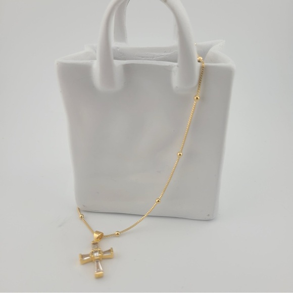 Elegant Gold Cross Pendant Necklace - Picture 3 of 4